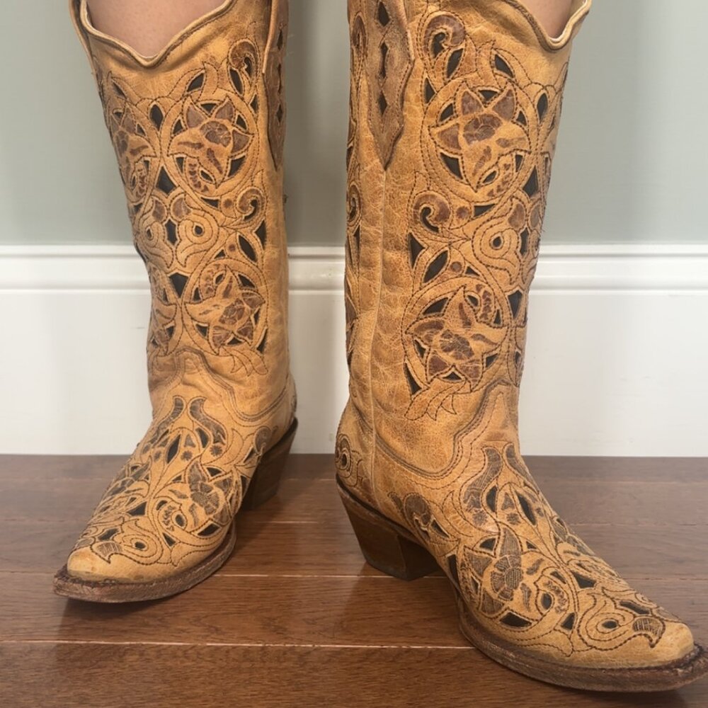 Corral Size 6 Cowboy/Cowgirl Boots, Light Brown with Dark Brown Stitching